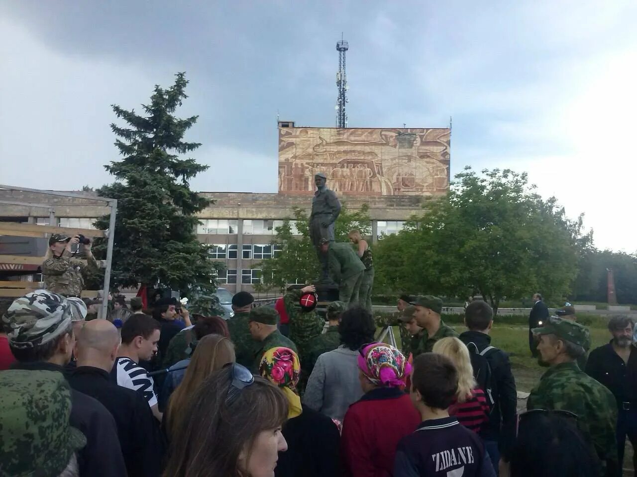 Алчевск луганская область последние новости. Мозговой памятник в алчевске. памятник алексею мозговому. памятник мозговому в алчевске фото. донбасс алчевск.