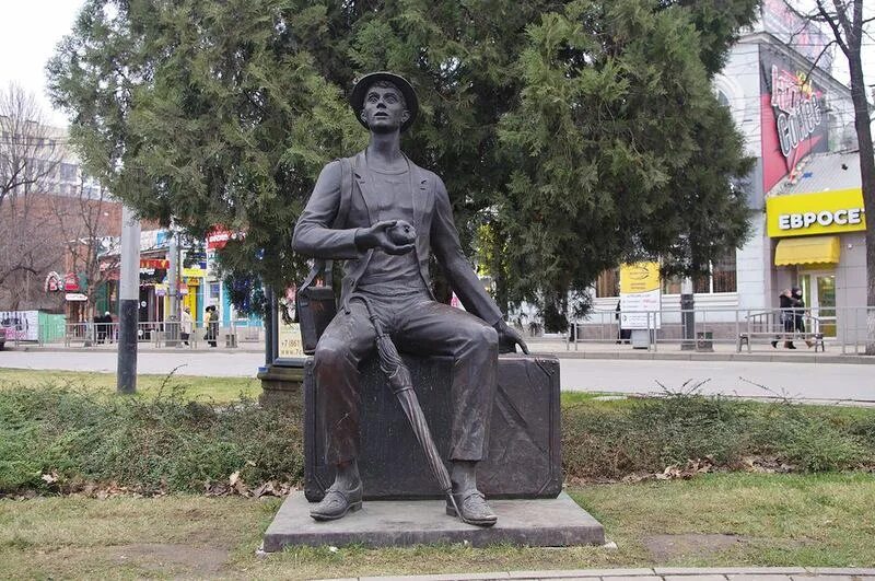 Памятники в Краснодаре достопримечательности. Памятник гостю в Краснодаре. 3 Памятника города Краснодара. Памятник Кларе Лучко в Краснодаре.