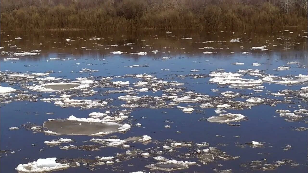 Ледоход в нижнем новгороде 2024. Ледоход Лена 2022. Ледоход Дудинка 2022. Ледоход в Нижневартовске 2022. Кама ледоход 2022.