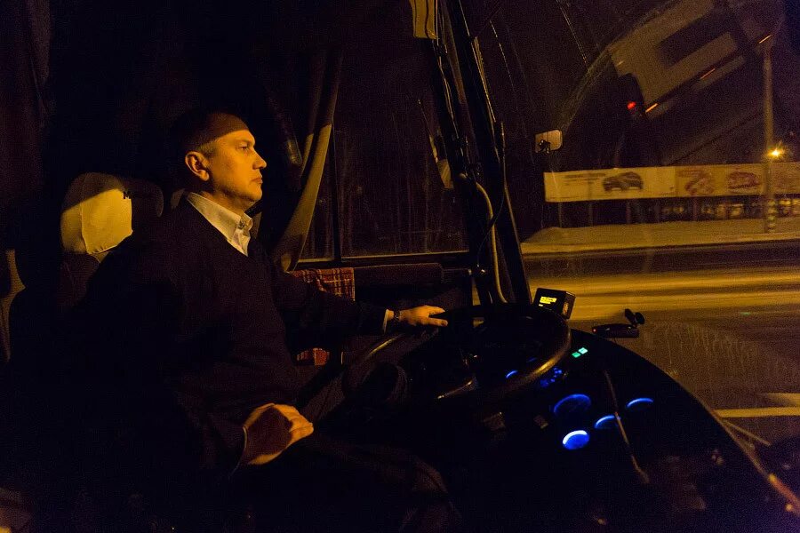Автостанция ночью. Ночь автобус романтика. Автобус ночной экспресс. Маршрутка ночью. Автобус ночь как зовут водителя.