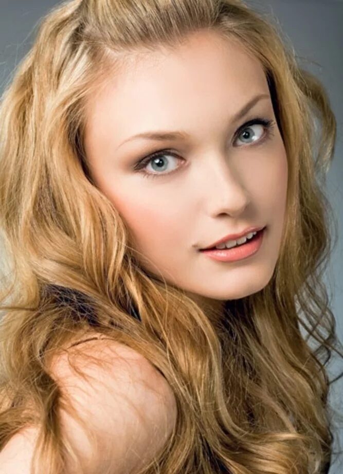 Сероглазая эмили 2022. Русая девушка с серыми глазами. Барбара палвин лореаль париж. Анастасия пантелеева. Девушка с голубыми глазами.