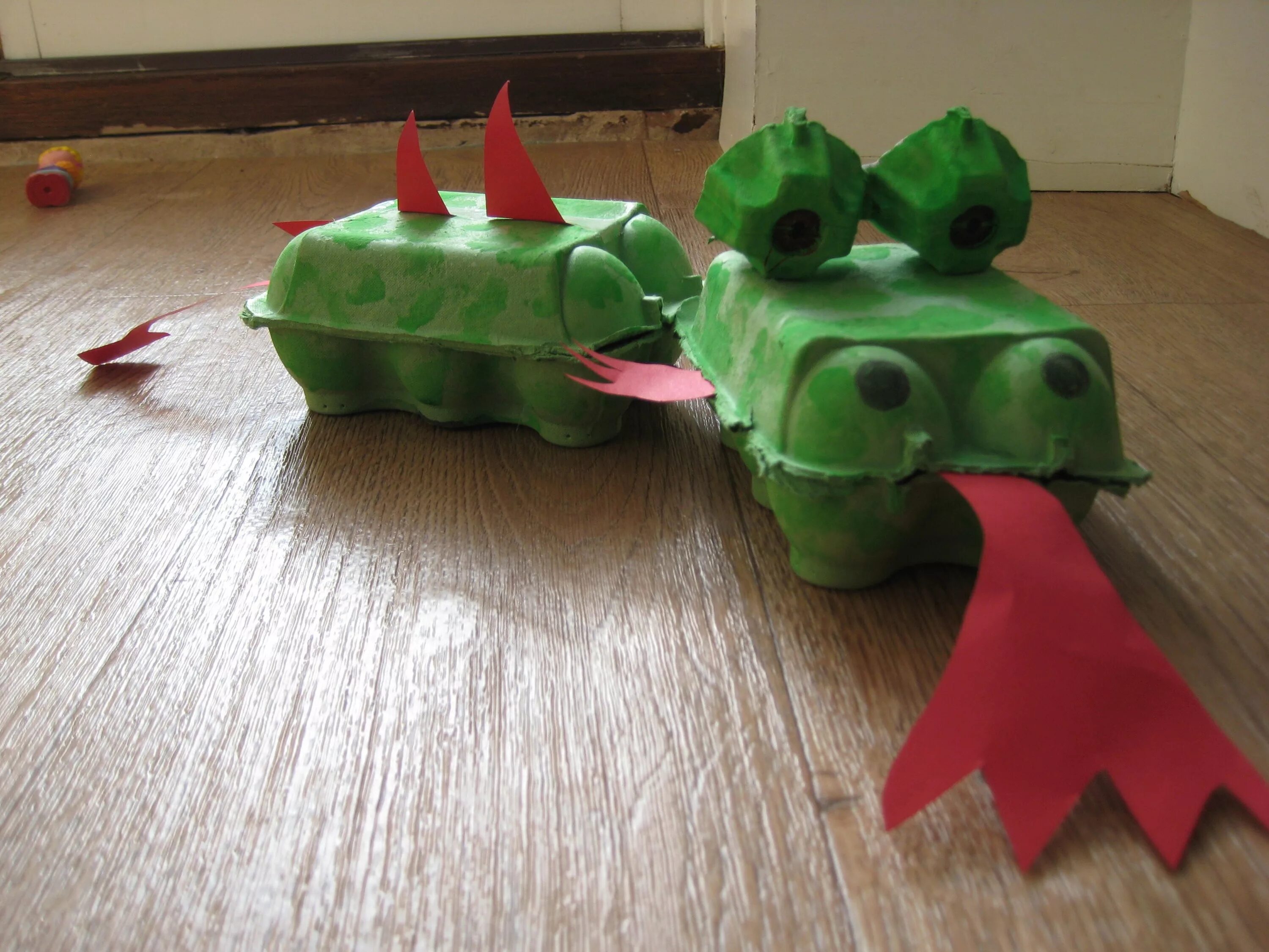 Макет танка из коробки. Поделка танк. Поделка танк. Танк из яичной ячейки. Поделка танк из яичного лотка.