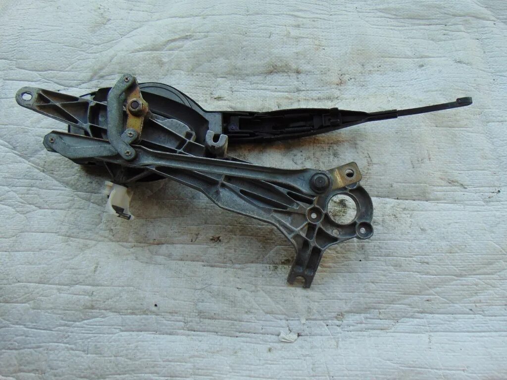 Мерседес w124 стеклоочиститель. Дворник 124 мерседес. Дворник 124 мерседес. Дворник мерс 124w. Дворник w124 механизм.