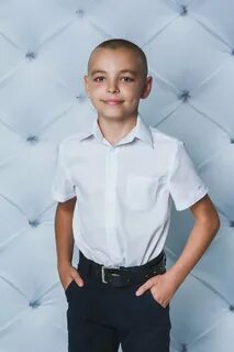 Мальчик в белой рубашке слушать
