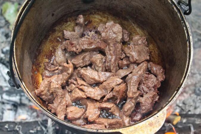 Тушёная картошка с мясом в казане на костре. Азу по татарски. Азу на костре. Азу на костре. Азу на костре.