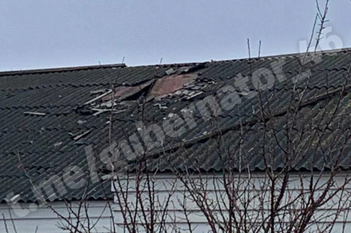 Где бомбили курская область. Обстрел села Дроновка в Курской области. Дом на крыше. На крыше. Окно из крыши.