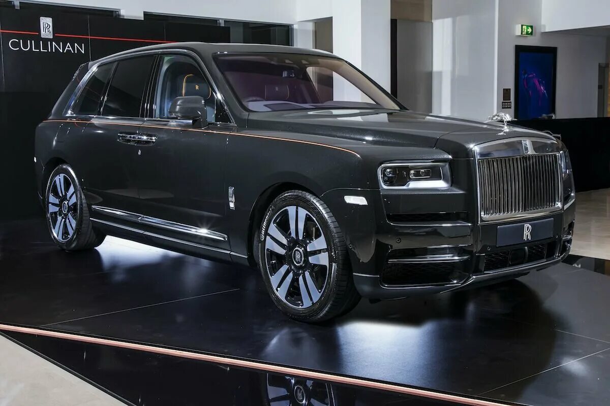 Роллс калинан. Кроссовер Rolls-Royce Cullinan. Rolls-Royce Куллинан. Машина Rolls Royce Cullinan. Rolls Royce Cullinan 2022.