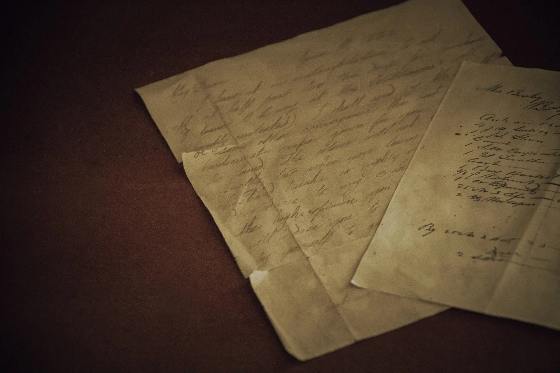 Старинная записка. Письмо на столе. Записки. Письма. Старые письма.
