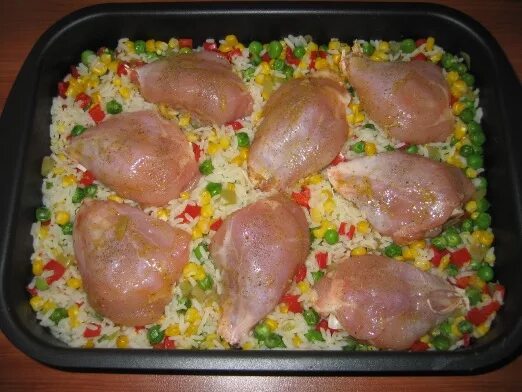 Куриное филе с замороженными овощами. Рис с мексиканской смесью и курицей в духовке. рис с курицей в духовке. рис с овощами и курицей в духовке. куриная грудка с овощами и рисом в духовке.