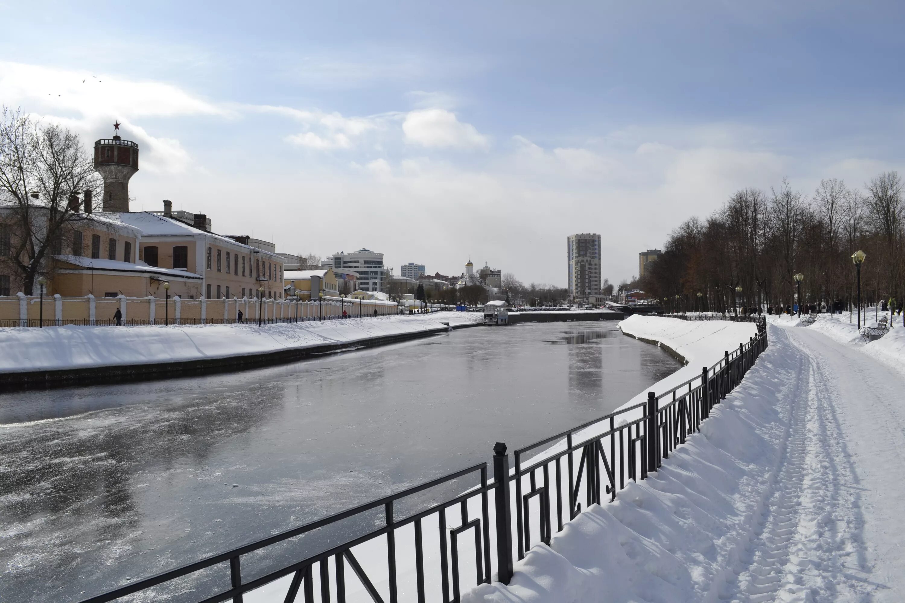 Река уводь. Набережная уводи Иваново. Река Уводь Иваново. Иваново площадь Пушкина набережная реки Уводь. Город Иваново река Уводь.