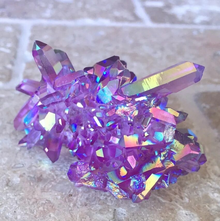 Кристаллы ввс. Kristall minerals с120. перпл кристалл. разноцветные кристаллы. фиолетовый кристалл.