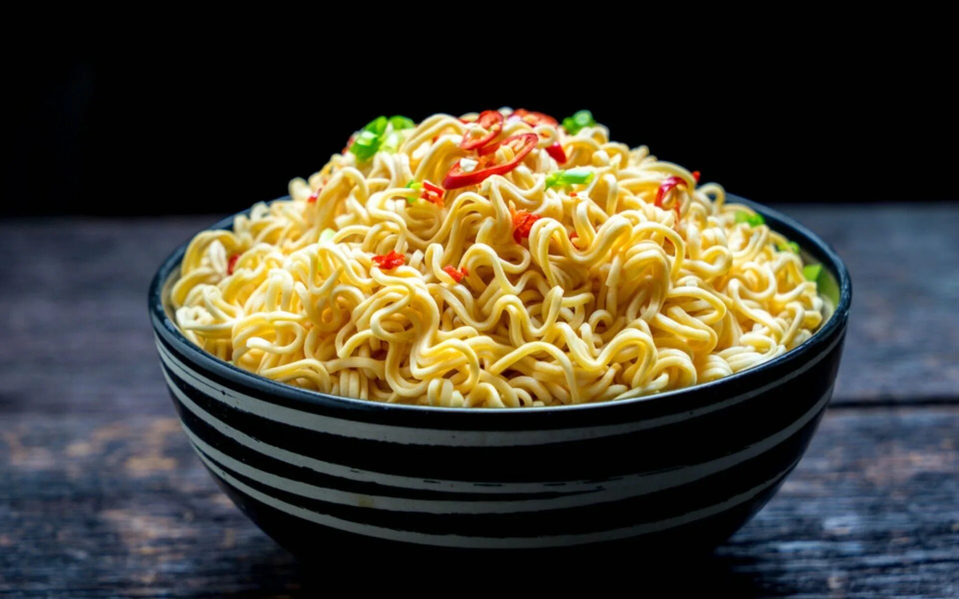 Китайская лапша instant Noodle. Лапша доширак макароны. Китайская лапша Роллтон. Нудлс лапша.