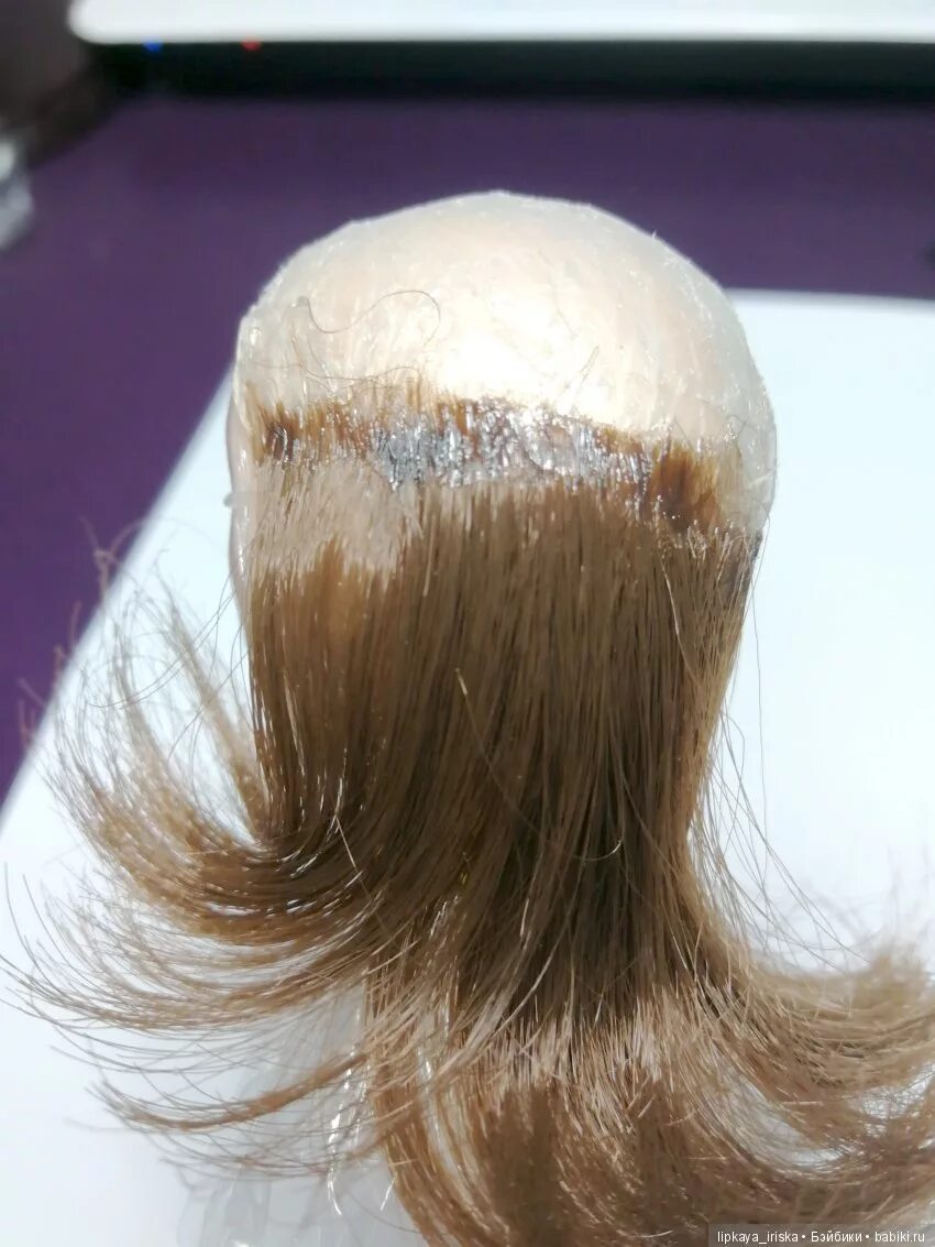 Клеем кукле волосы. Крепление волос кукле. Приклеенные волосы. Приклеенные волосы. Пришивание волос кукле.