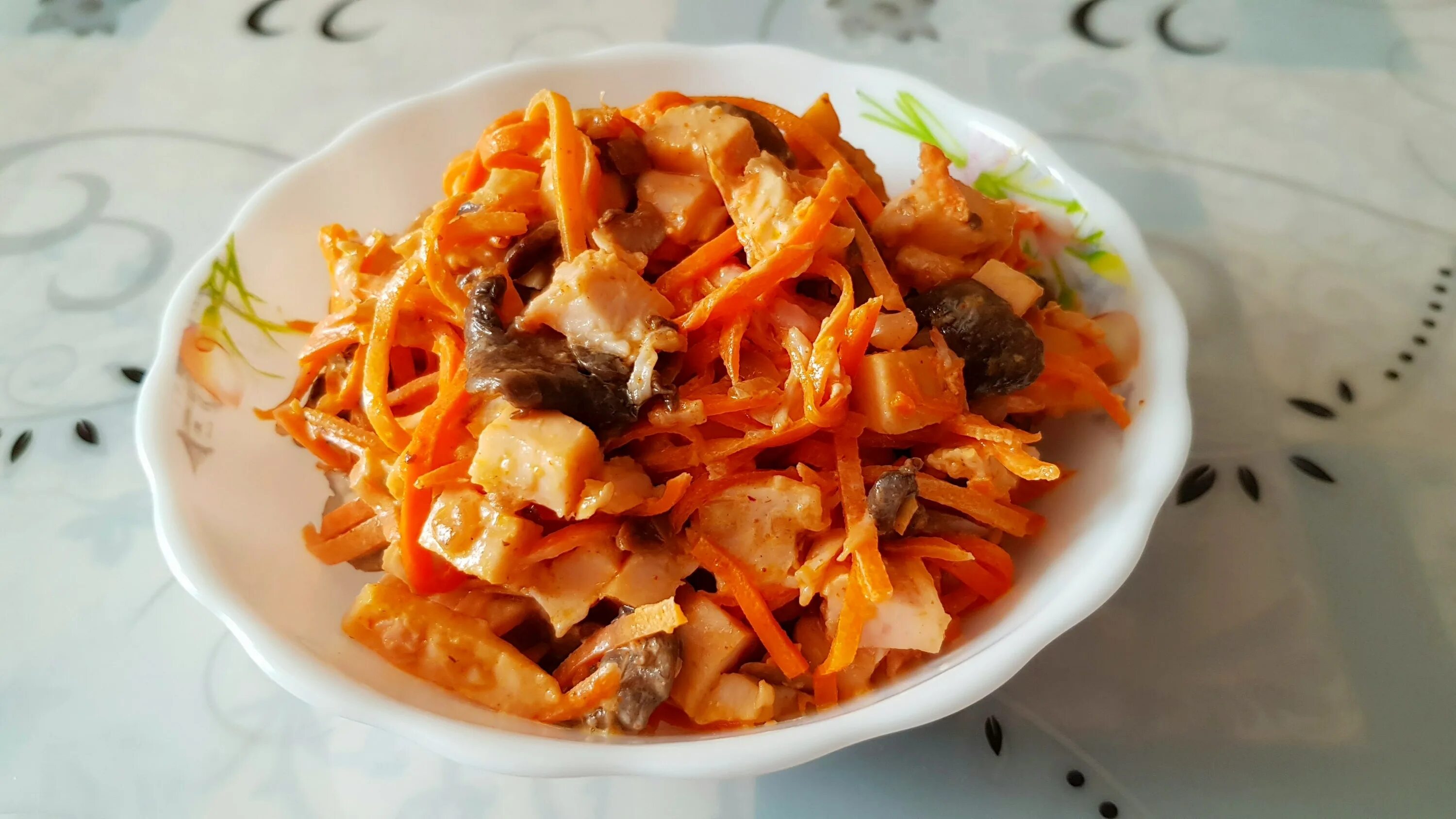 Салат по корейски. Салат с морковкой по корейски. Салат восторг с корейской. Корейские салаты в салатницах. Куриная грудка с морковью по корейски