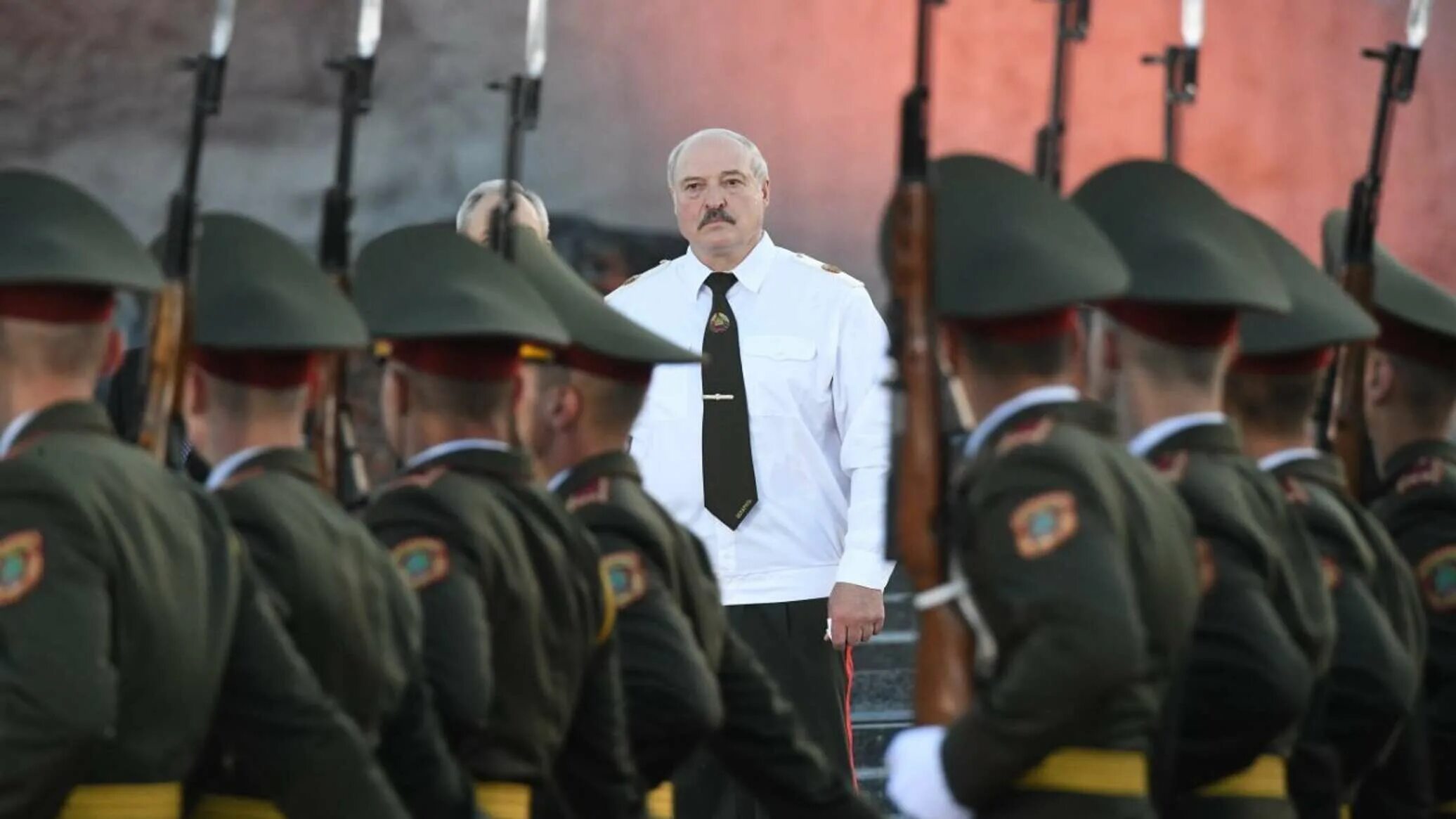Лукашенко вводит войска. Лукашенко в брестской крепости. лукашенко учения.