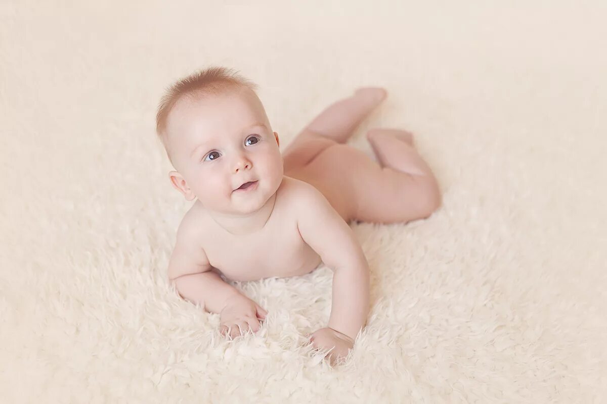 Младенец 2 месяца. Фотосессия в 2 месяца малышу. 2 месяца ребенку картинки. Ребенок несколько месяцев. 2 полных месяца ребенку.