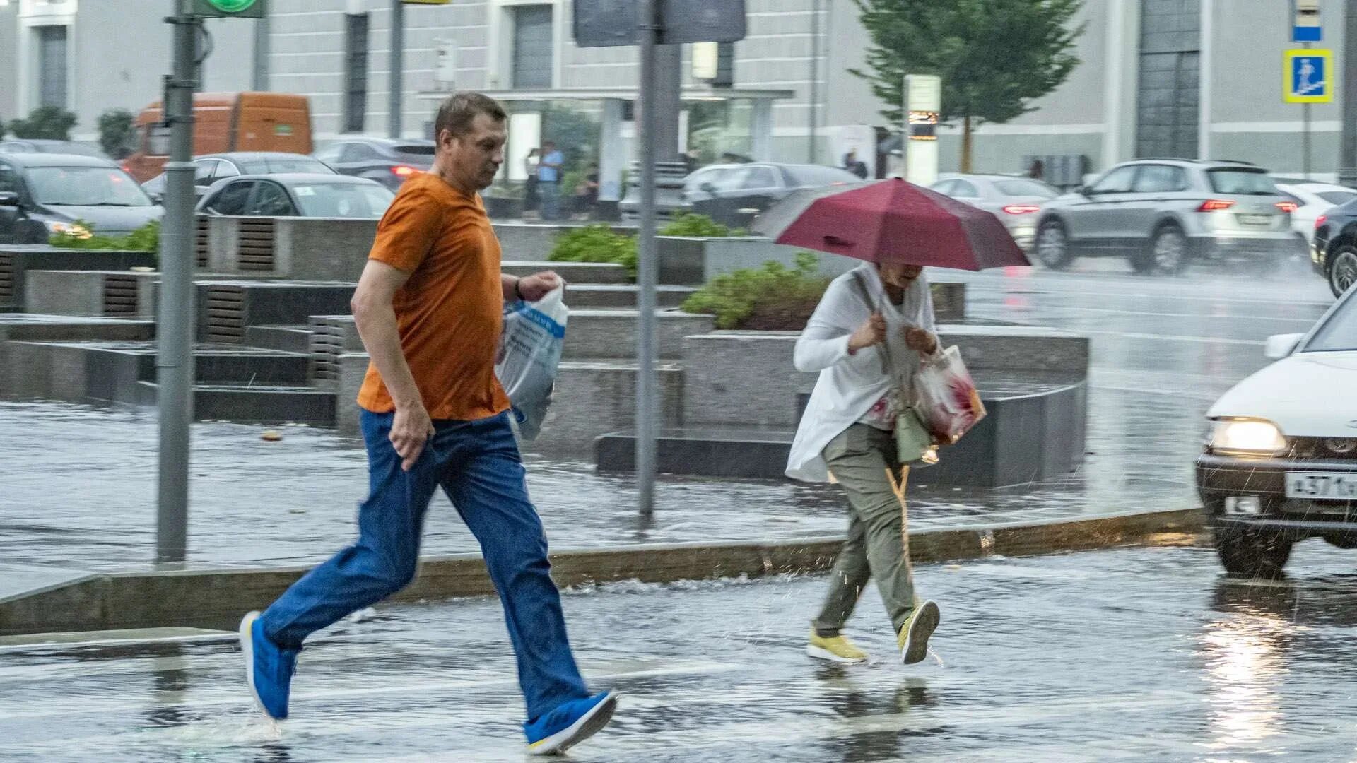 Сильный дождь. Ливень. Дождь в Москве. Ливень в Москве. Часа начнется дождь