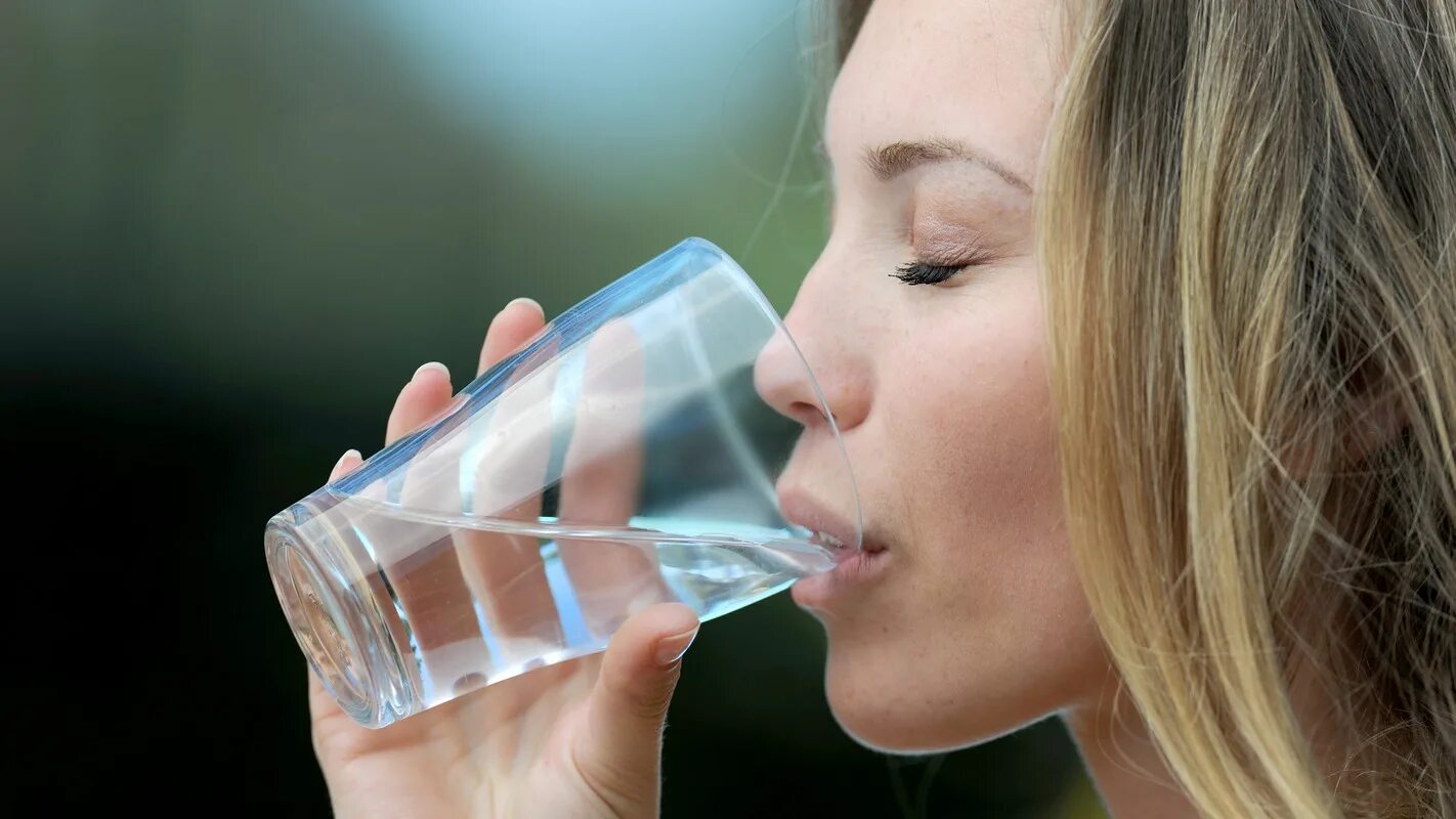 Питье воды. Человек пьет воду. Пить соду. Стакан воды. Холодной воды напилась