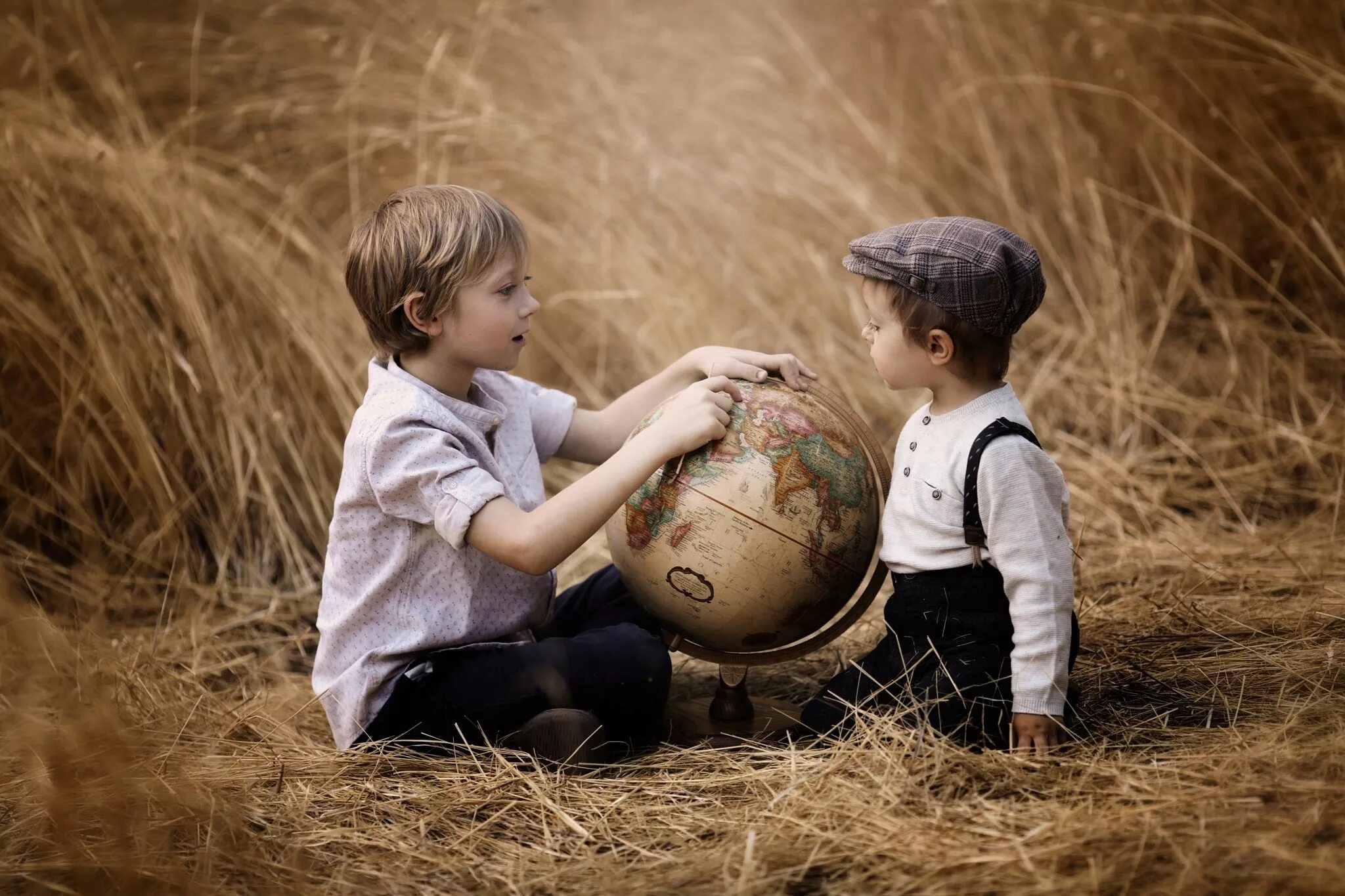 Child world 2. Мальчик в поле. Глобус для детей. Мальчик с глобусом. Фотосессия в поле мальчик.