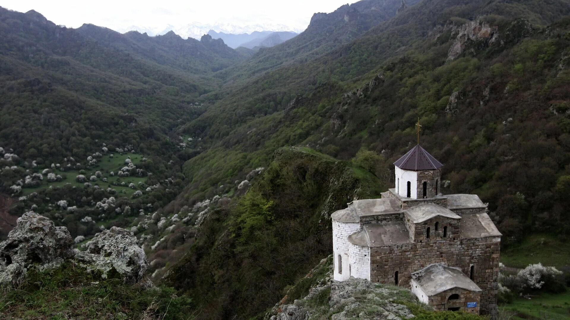 ШОАНА КЧР гора. Село маруха Карачаево-Черкесская Республика. Башня Адиюх в КЧР. Шоанинский храм зимой.