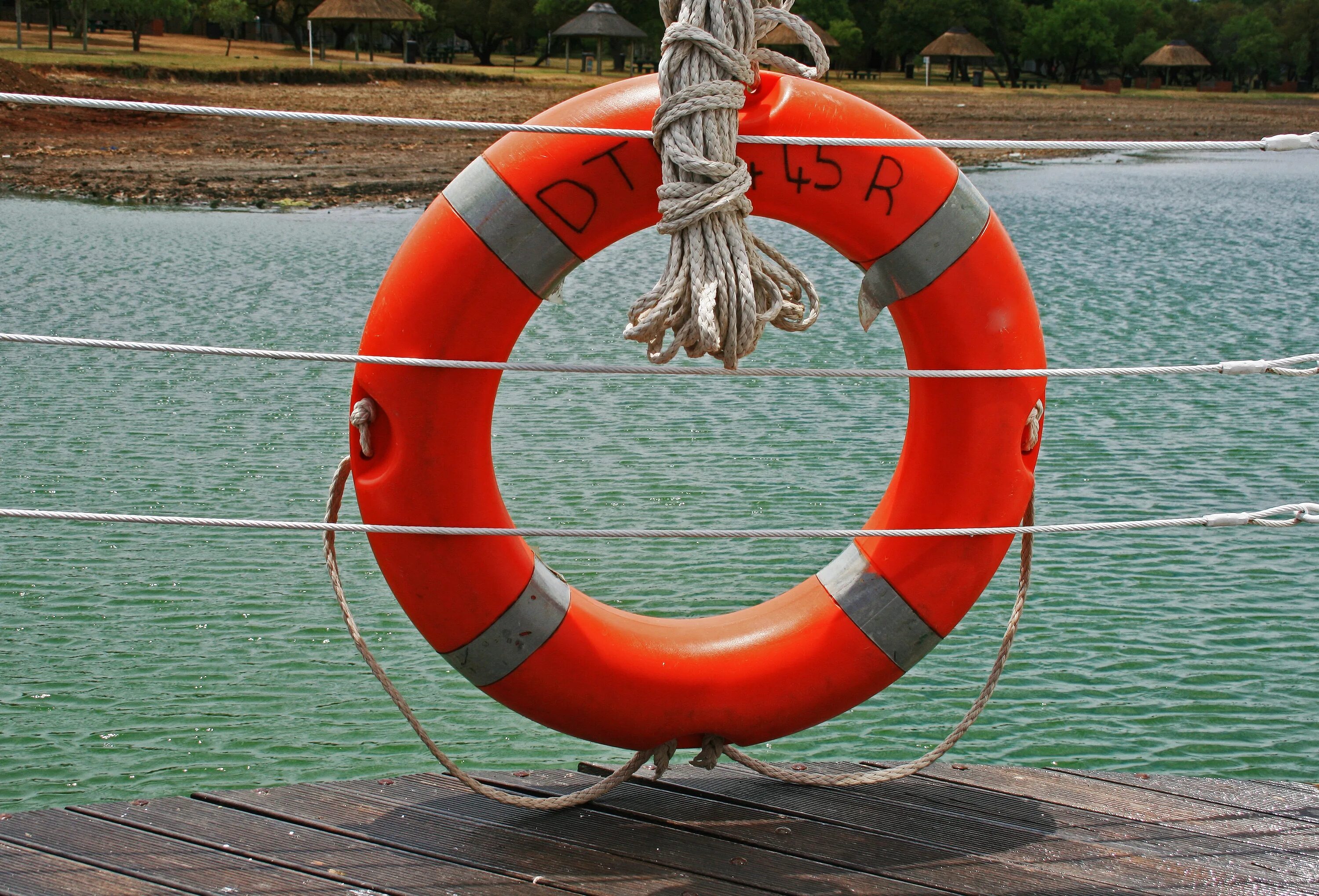 Включи спасательный круг. Спасательный круг. Спасательное кольцо. Спасательный круг на лодке. Плавучее спасательное кольцо.