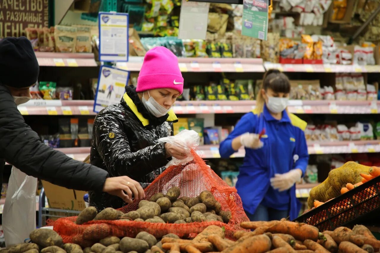 Можно приобрести в некоторых. Продукты подорожали. Продукты питания в магазине. Продуктовая инфляция. Фотосессия на рынке.