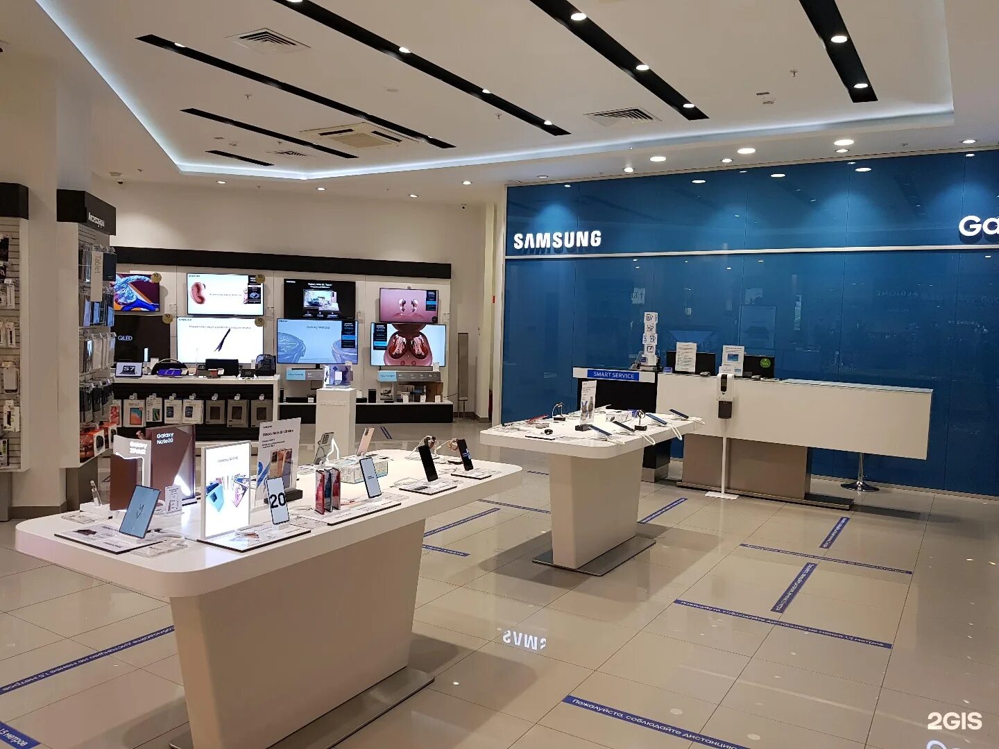 Samsung shop. Фирменные магазины samsung. Оригинальный магазин самсунг. Официальный магазин самсунг в кирове. Samsung electronics магазин.