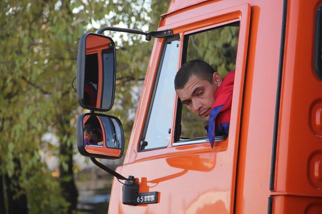 вакансия водитель. водитель благовещенск. красильников евгений автоколонна. водитель и пассажир. спальное место в автобусе для водителя.