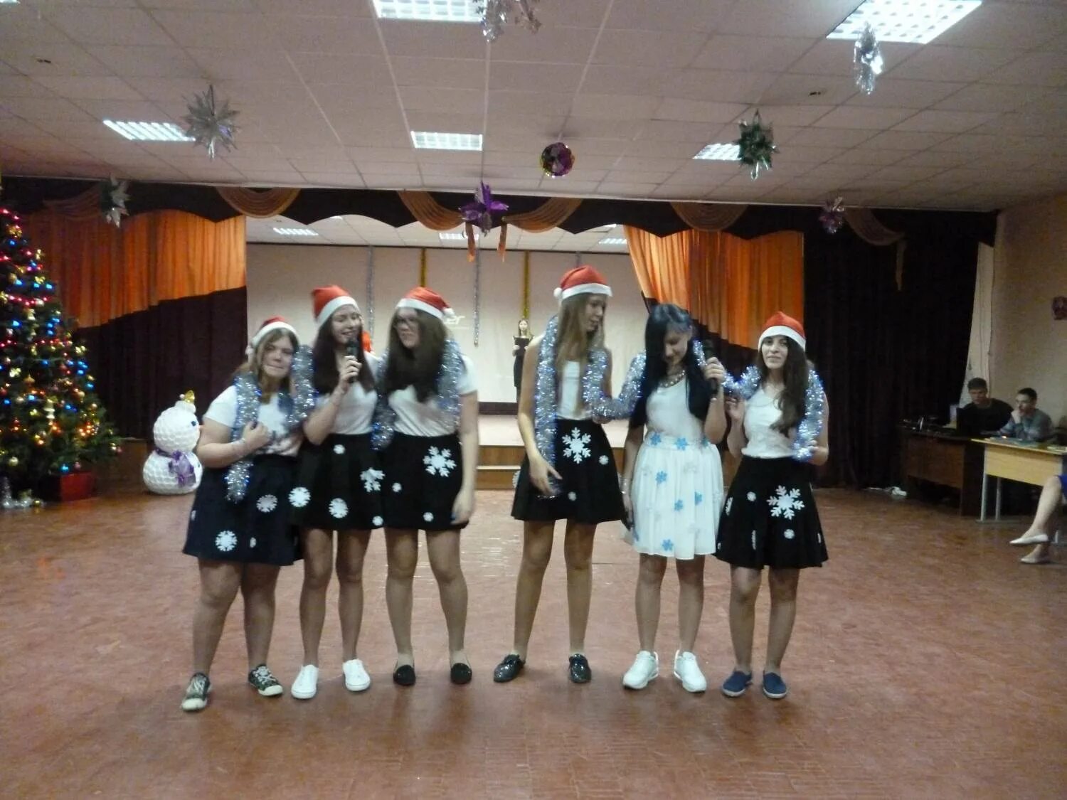 Групповые костюмы. Платья на ёлку в школу 15 лет. Новогодний образ для подростка. Новогодний наряд в школу. Групповые костюмы на хэллоуин.