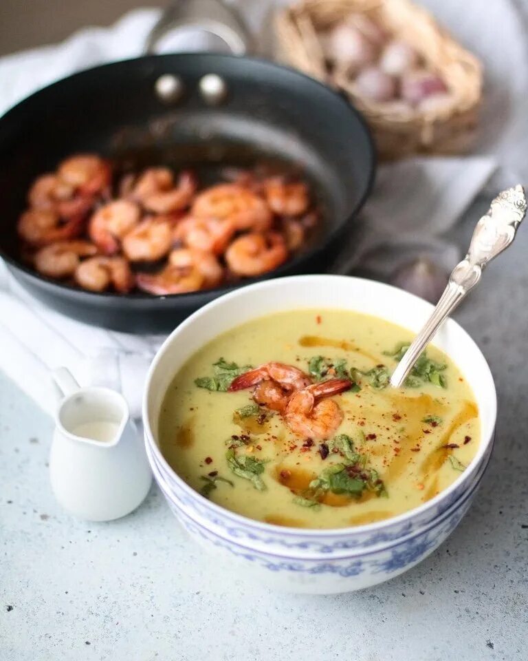 Рецепт вкусного супа с креветками. Креветочный суп пюре. Суп пюре с креветками. Картофельный суп пюре с креветками. Суп пюре с брокколи креветками.