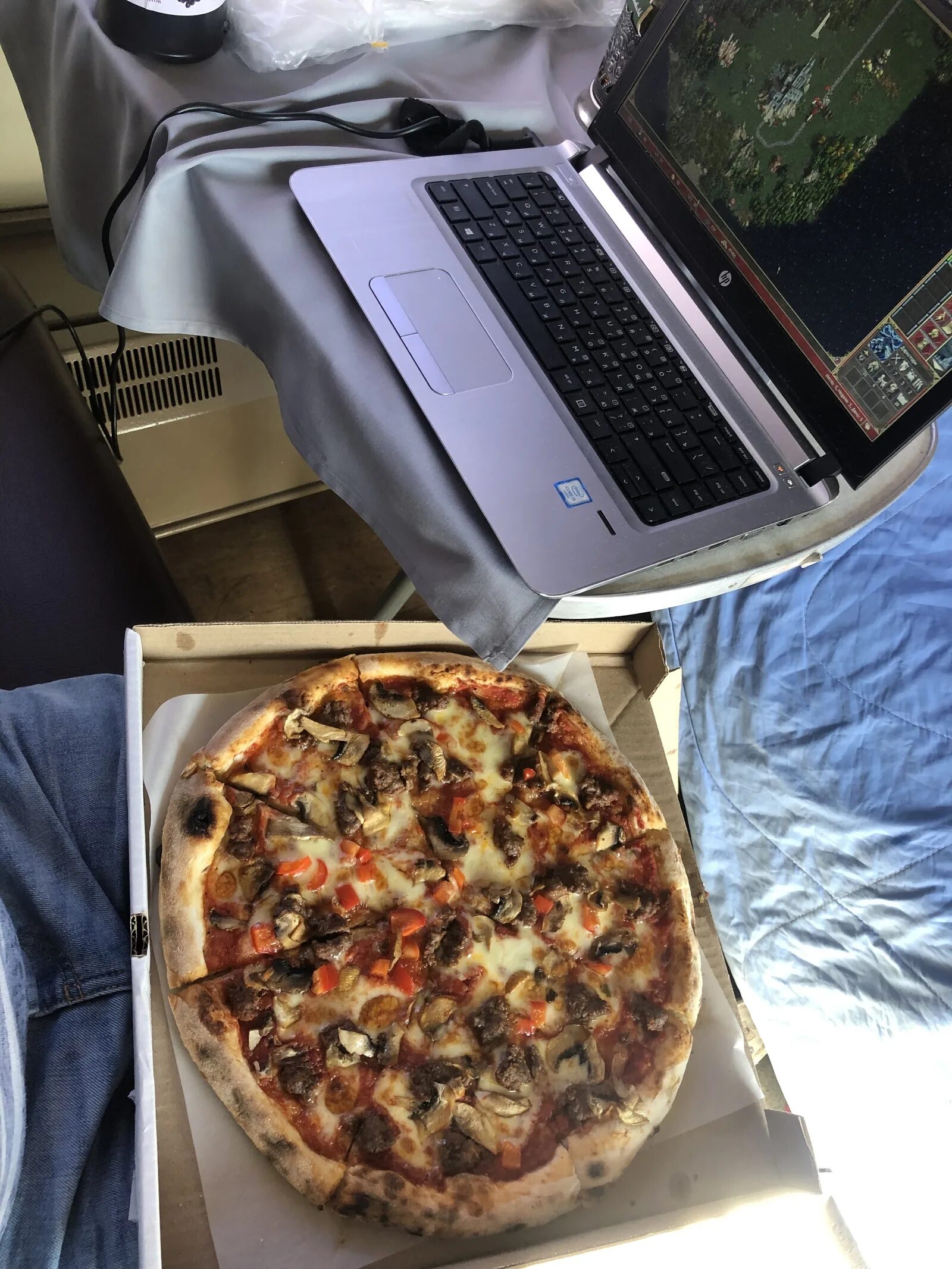 Пицца в поезде. Лайфхак с пиццей. Пицца Железнодорожный. Пицца в поезде в столовой.