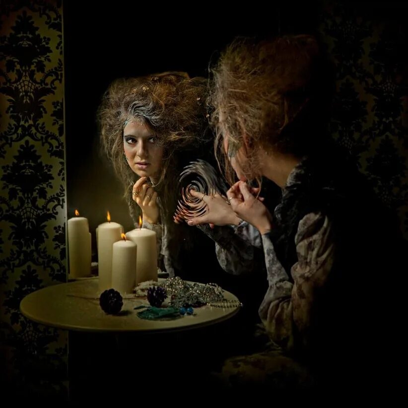 Свеча отражается в зеркале. Ведьма перед зеркалом. Отражение свечи в зеркале. Ведьма Святки. Святки мистика.