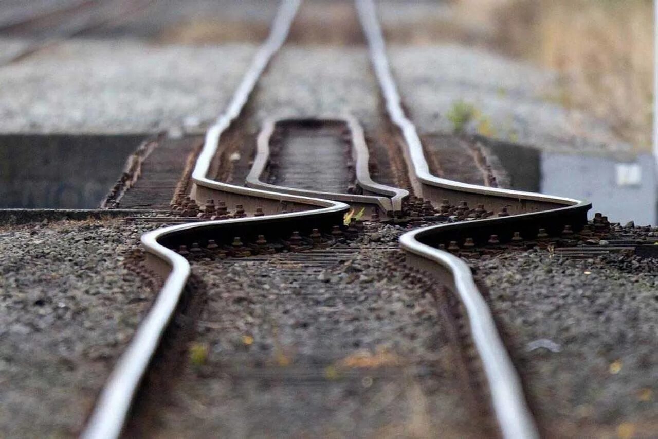 Самодельная железная дорога. Сломанные рельсы. Катится по рельсам что. Выброс пути. Рельсы железнодорожные.