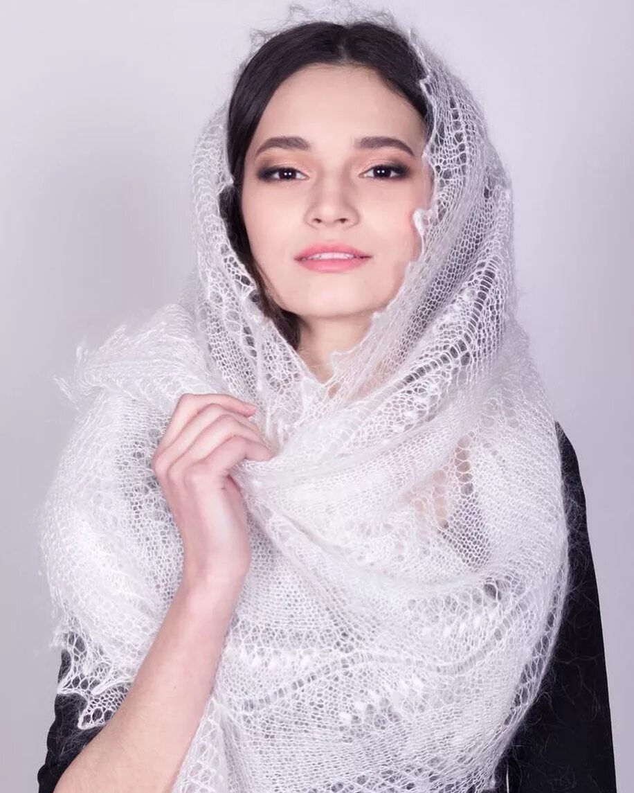 оренбургский пуховый платок в современной обработке. путинка оренбургский платок. оренбургский пуховый платок арро. оренбургский пуховый платок в современной обработке. оренбургский пуховой платок.