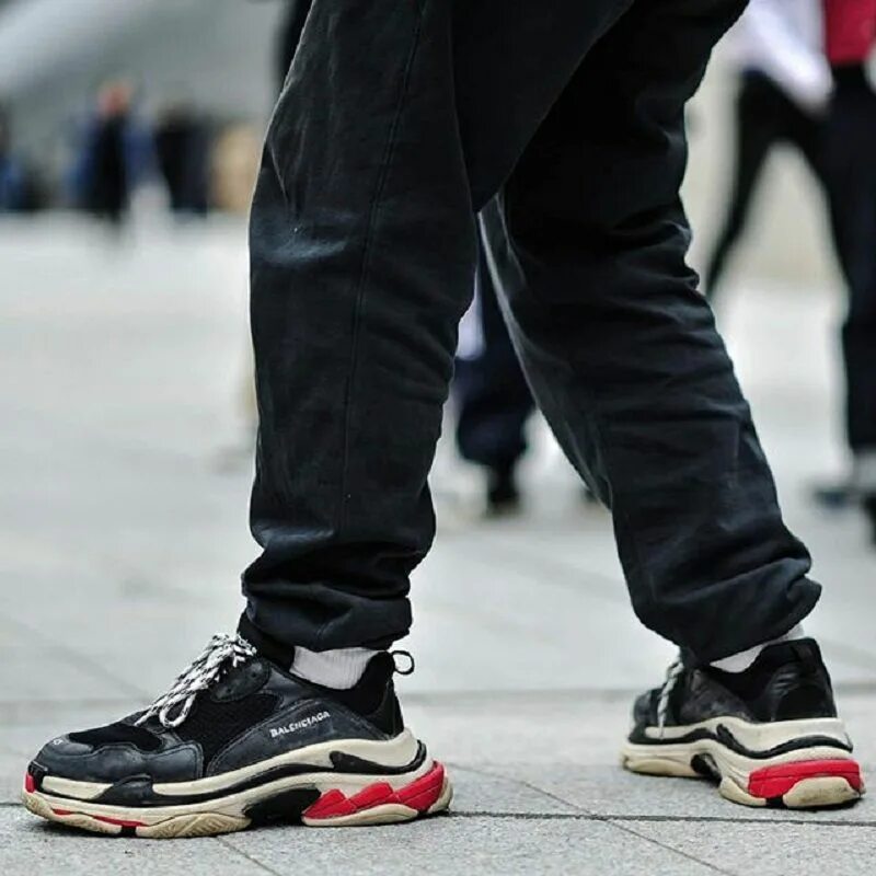 Баленсиага трипл s мужские. Кроссовки Balenciaga Triple s. Balenciaga Triple s мужские. Кроссовки Баленсиага Triple s Black. Самые большие кроссовки