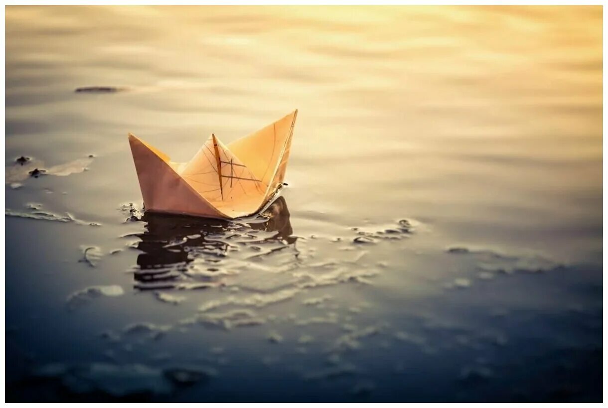 Кораблик из бумаги вода. Бумажный кораблик. Кораблик на воде. Бумажный кораблик в ручье. Бумажный кораблик картинка.