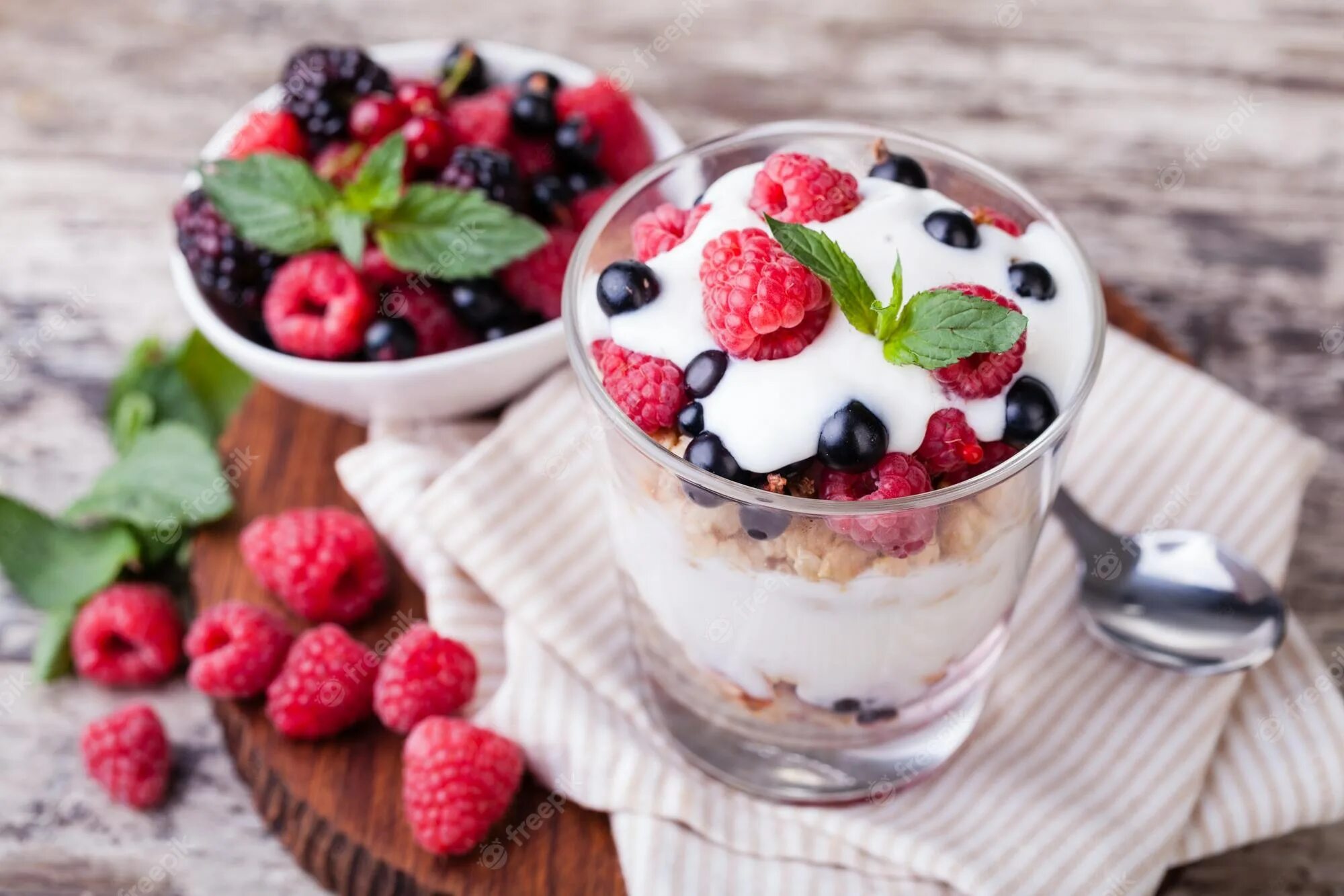 Фото йогурта. Йогурт. Йогуртовые Десерты. Ягодный десерт. Йогурт с ягодами.