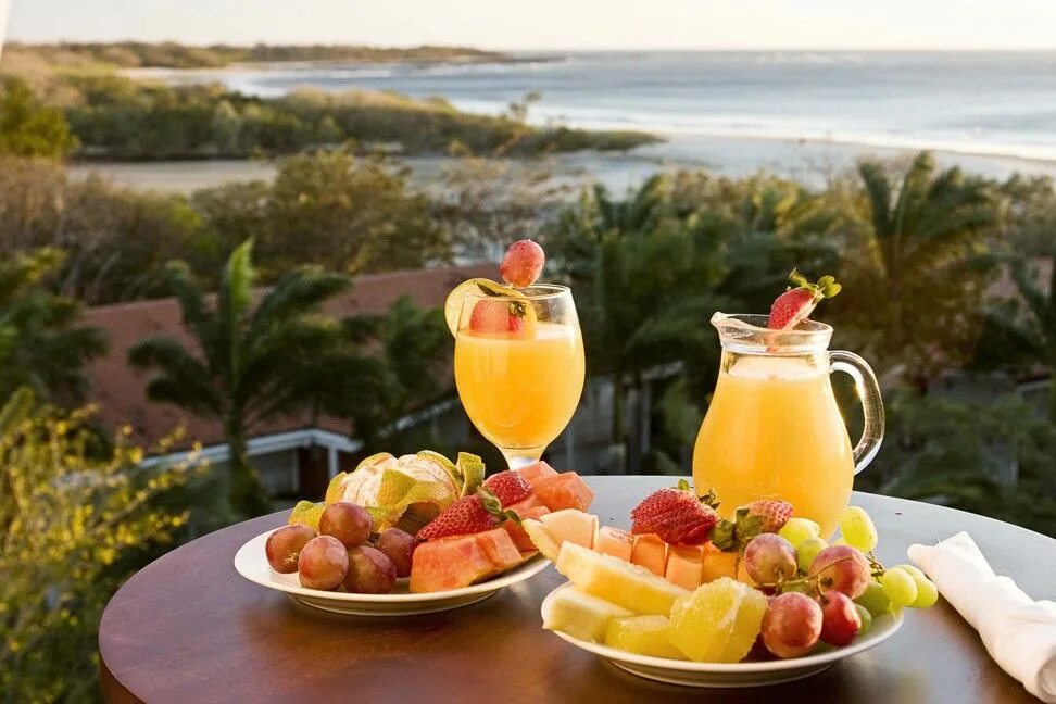 Фрукты утром можно. Тропический завтрак. Фрукты на завтрак. Утро фрукты море. Красивый завтрак.
