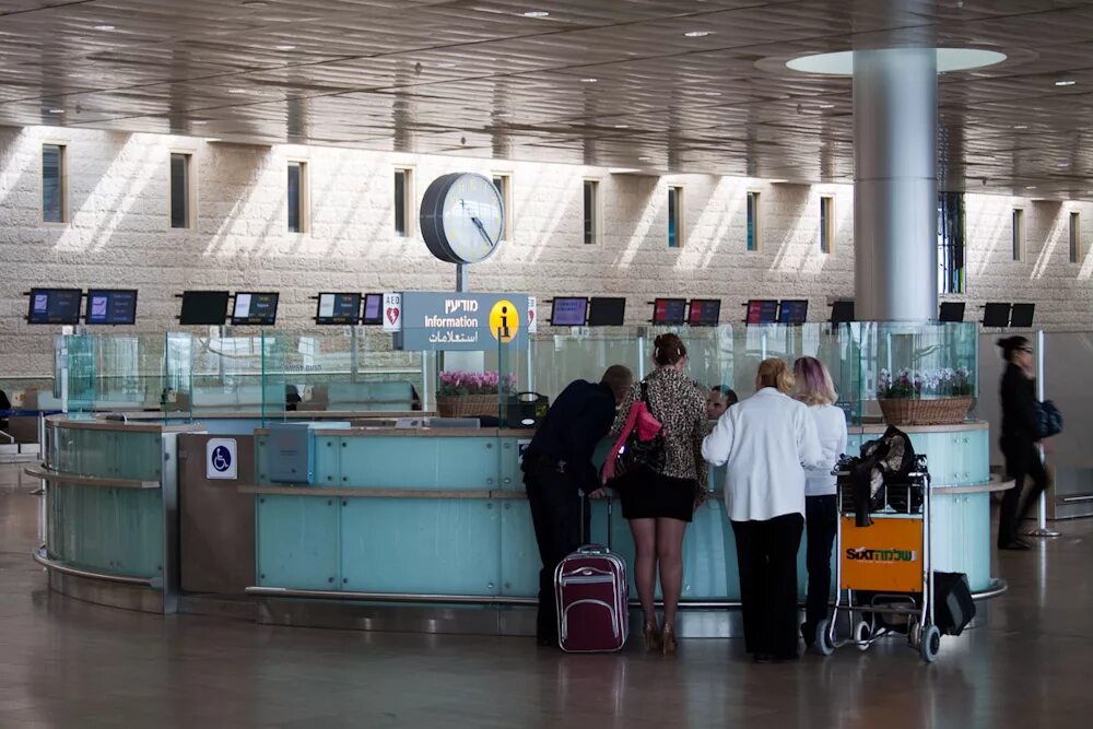 Где в аэропорту встречают прилетающих. Место встречи в аэропорту. Встреча в аэропорту терминал д в шереметьево. Шереметьево терминал д прибытие. Схема аэропорта внуково прилет международных рейсов.