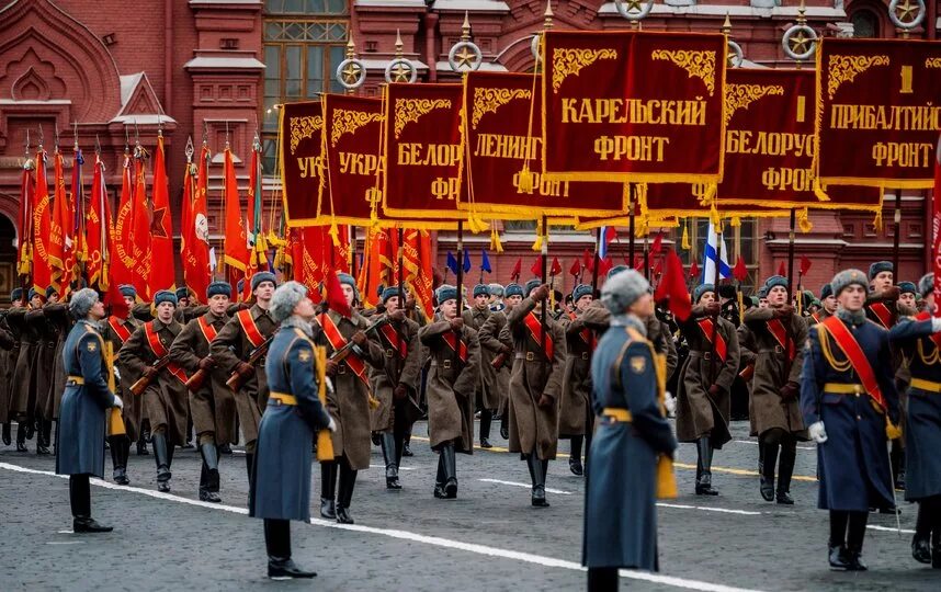 Первые парады победы. Парад Победы на красной площади в 2019 году. Парад 7 ноября 2020 Москва. Марш на красной площади. Марш на красной площади 9 мая.
