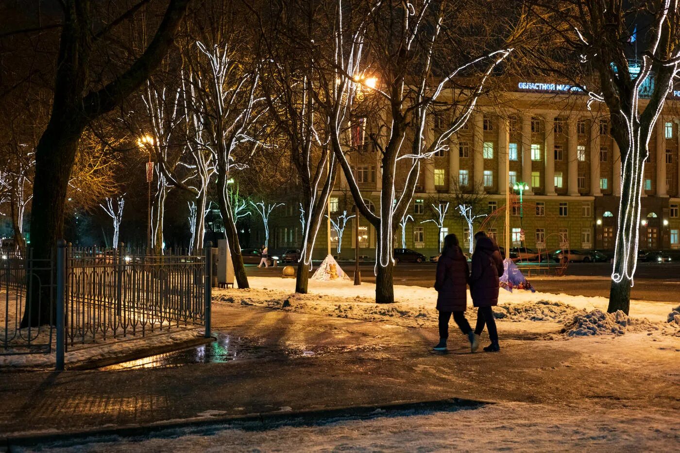 Великий Новгород вечером. Ночной нарядный город. Осенний парк фонари ночь. Великий Новгород освещение ночь. Песни делают вечер нарядным