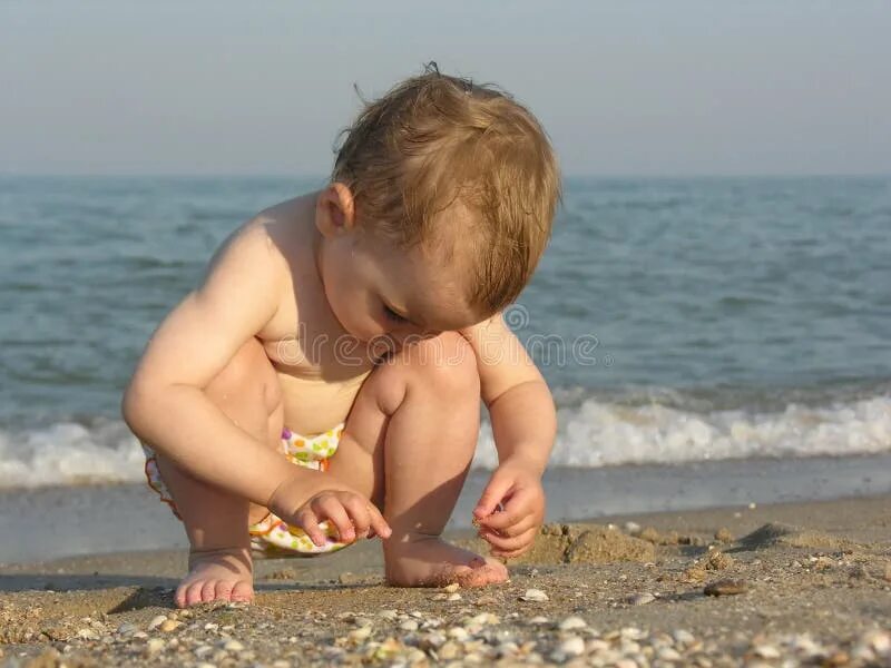 У мальчика в год встает. Загорелый мальчик на пляже. Колтон хэйнс на пляже. Энурез в детском саду у мальчиков 5. Мальчики загорают на пляже.