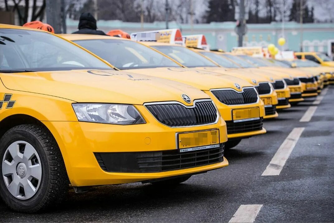 Такси москва киевская. Машина "такси". Автомобиль «такси». Таха машина. Легковой автомобиль такси.