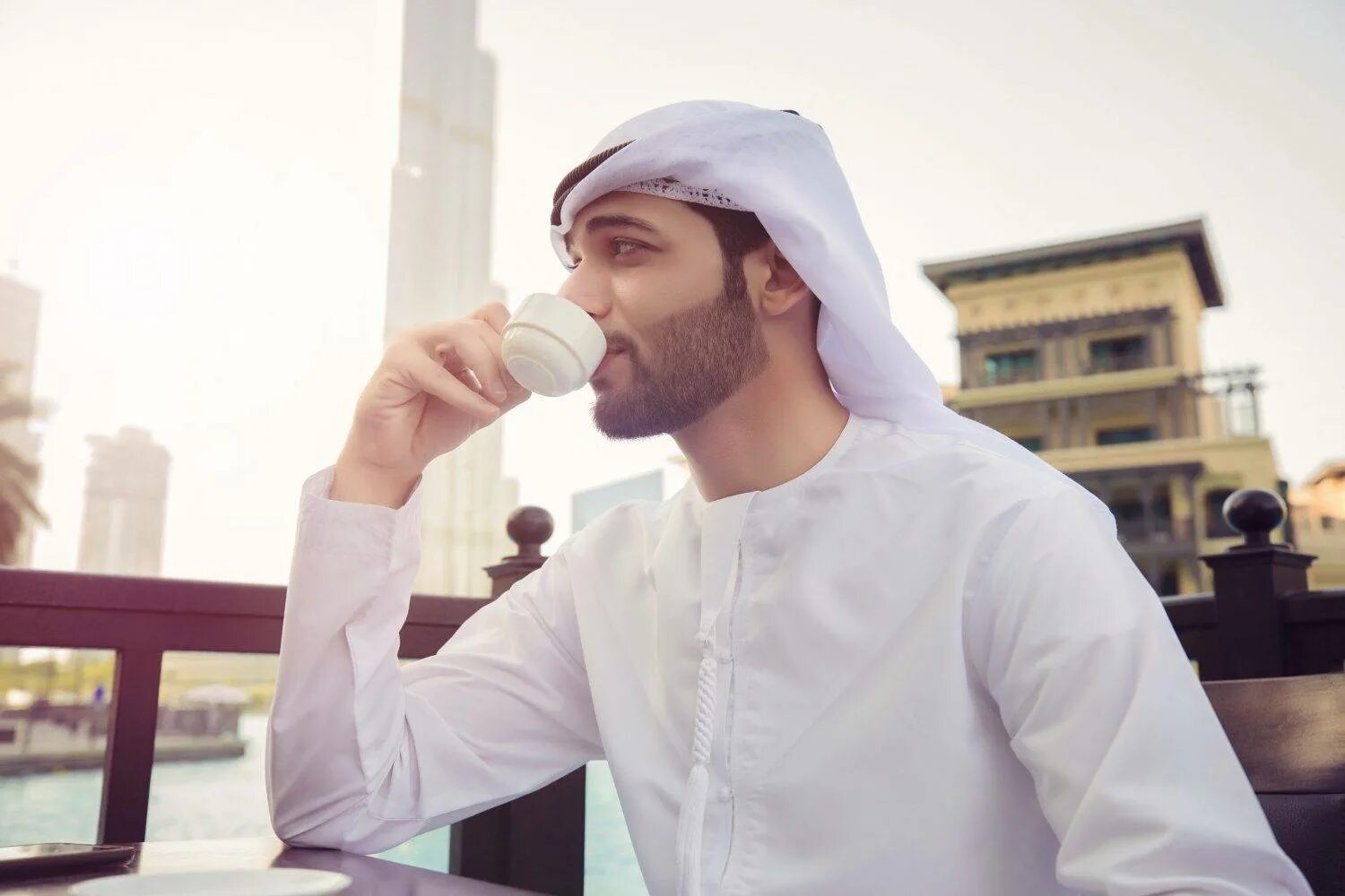 Арабская пито. Арабы пьют кофе. Арабы пьют чай. Мужчина араб в кофейне. Мужчина араб с кофе.