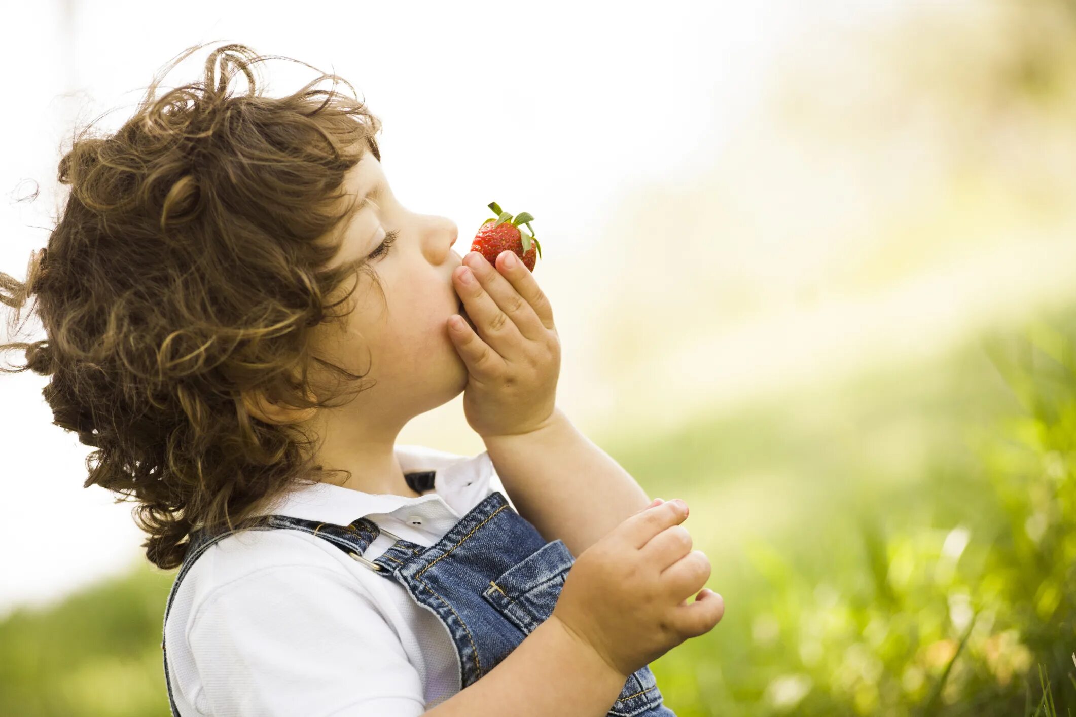 Children like to take. Клубника для детей. Земляника для детей. Девочка нюхает цветок. Ребенок ест ягоды.