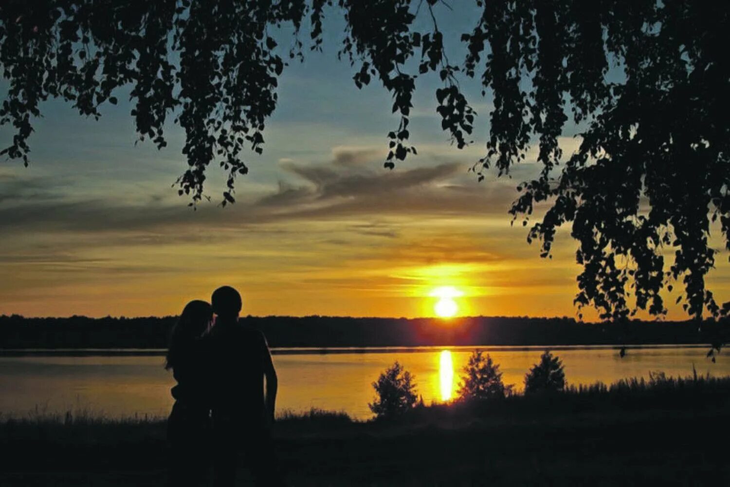 мы шли по левому берегу реки. схема реки исток приток русло устье. деревня расположена на берегу реки. река. романтическая фотосессия на природе.