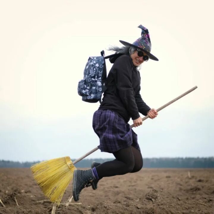 Яга на метле фото. Полёт на метле. Летающая метла. Чучело на метле. Летающая метла.