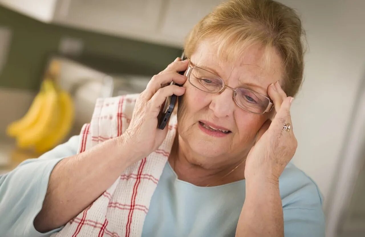 Телефон для пожилых людей. Пожилая женщина с телефоном. Пенсионерка с телефоном. Бабушка с телефоном. Аферисты женщины