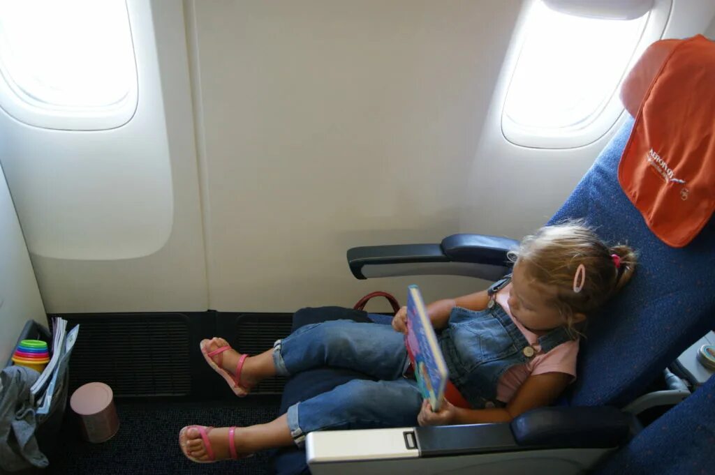 Дети в самолете до скольки лет. Перелет с ребенком. Самолет для детей. Ребенок в самолете без сопровождения. Грудничок в самолете.