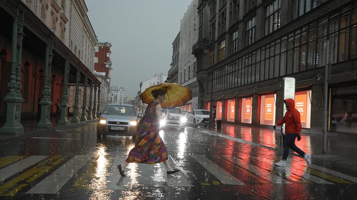 Где идет много дождей. Дождь в Москве. Дождливый вечер в Москве. Ливень в Москве. Москва после дождя.